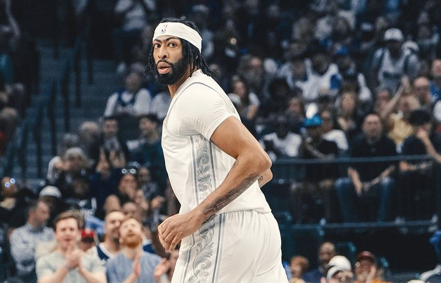 Anthony Davis em ação com a camisola dos Mavericks