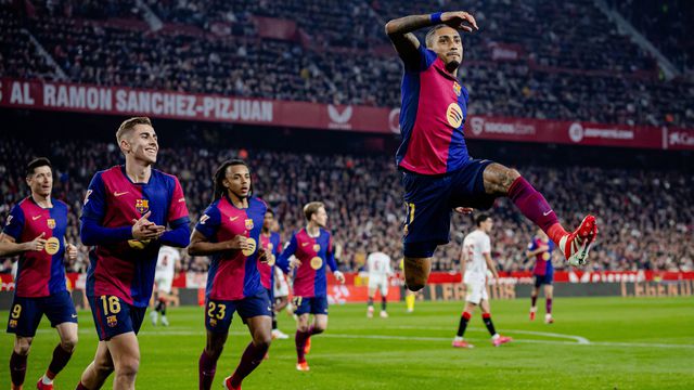Jogadores do Barcelona a celebrarem o terceiro golo, de Raphinha