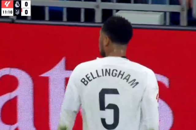 Bellingham a olhar para o árbitro assistente durante o dérbi de Madrid