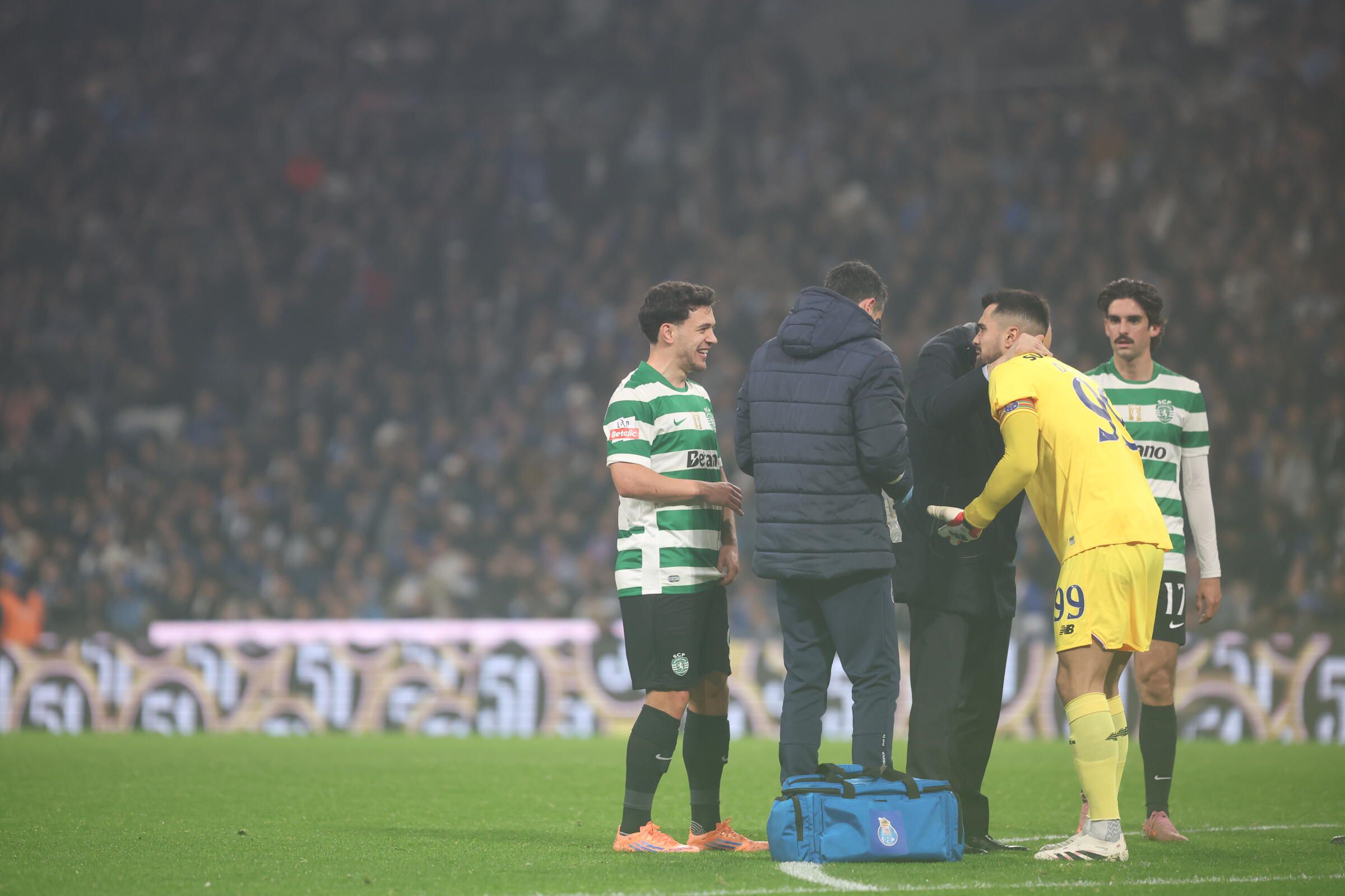 Diogo Costa teve queixas no joelho, mas continuou em jogo (Foto: Catarina Morais / Kapta+)