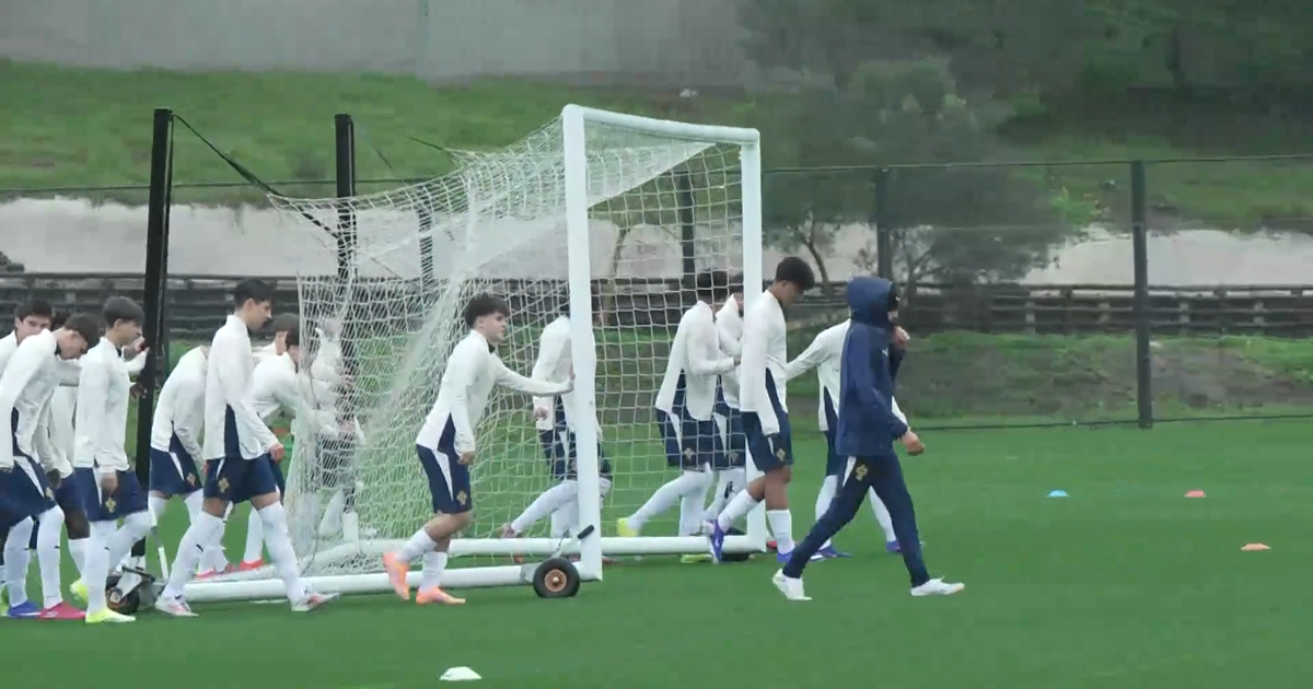 Cristianinho reunido com os sub-16 na Cidade do Futebol