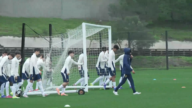 Cristianinho reunido com os sub-16 na Cidade do Futebol