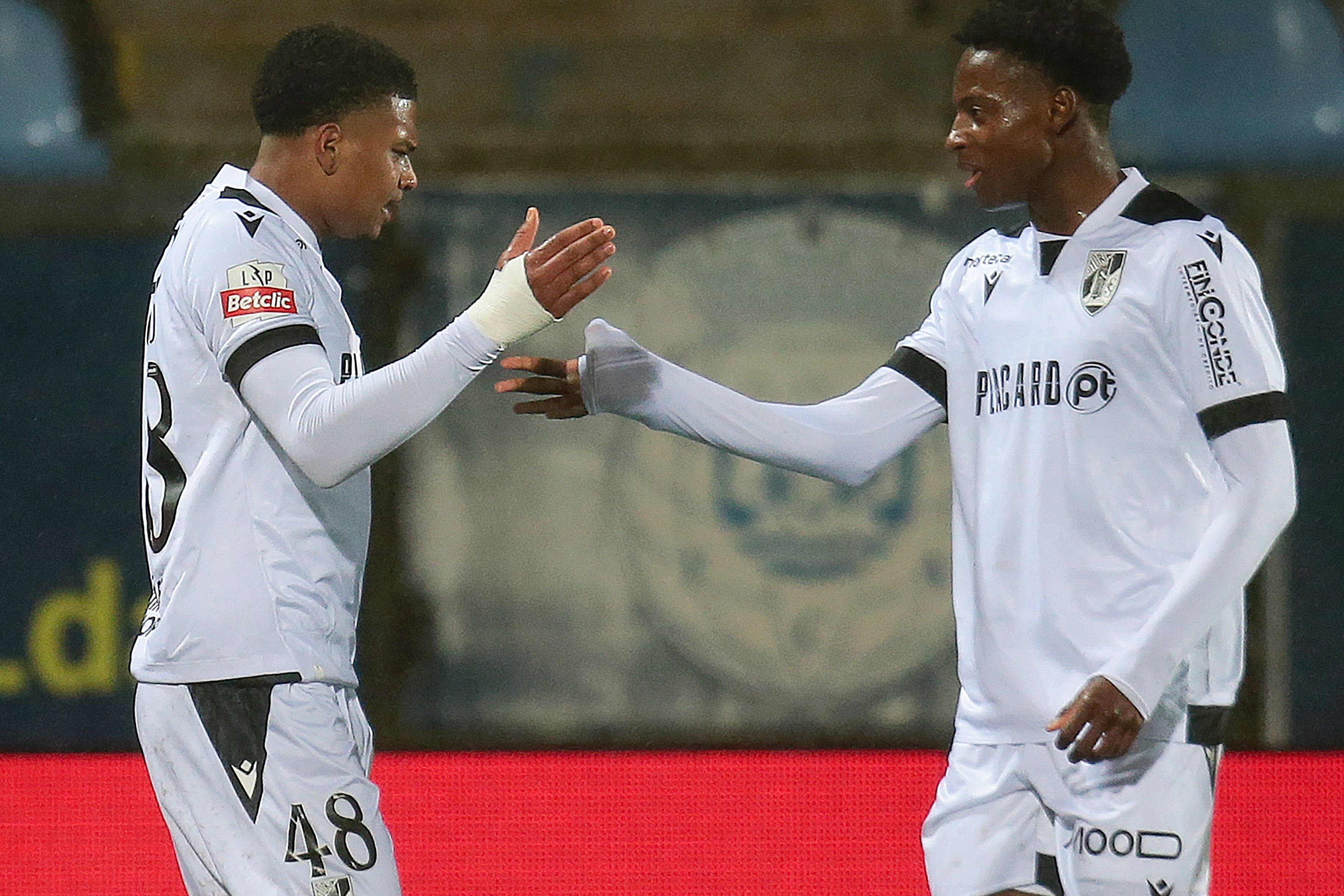 Saviolo e Camara foram os autores dos golos (insuficientes) apontados pelo Vitória na derrota por 2-3 frente ao Arouca - Foto: Manuel Fernando Araújo/Lusa