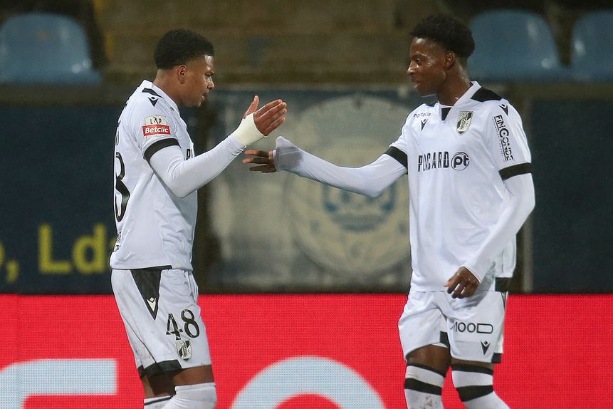 Saviolo e Camara foram os autores dos golos (insuficientes) apontados pelo Vitória na derrota por 2-3 frente ao Arouca - Foto: Manuel Fernando Araújo/Lusa