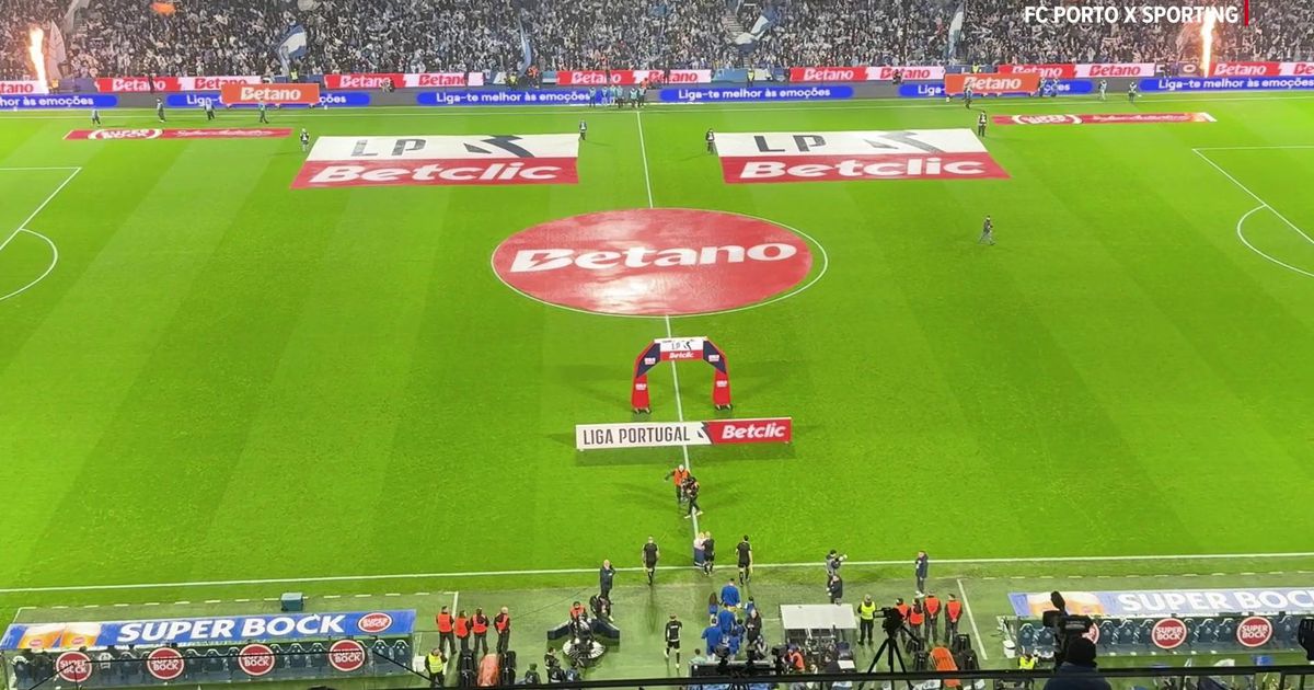 Veja a entrada das equipas no clássico