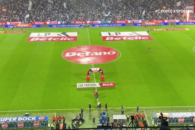 Veja a entrada das equipas no clássico