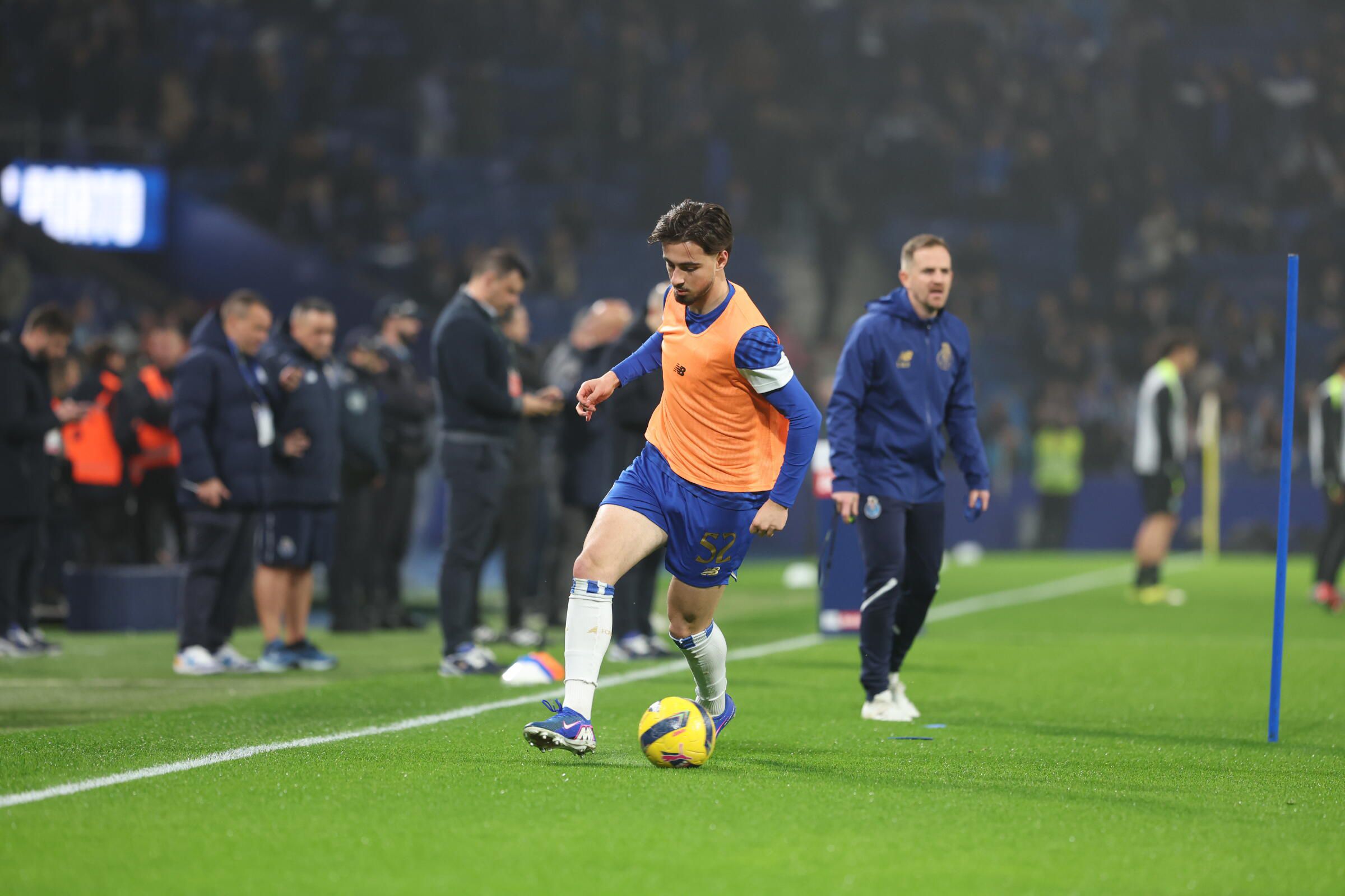 Martim Fernandes no aquecimento (Foto: Catarina Morais / Kapta+)