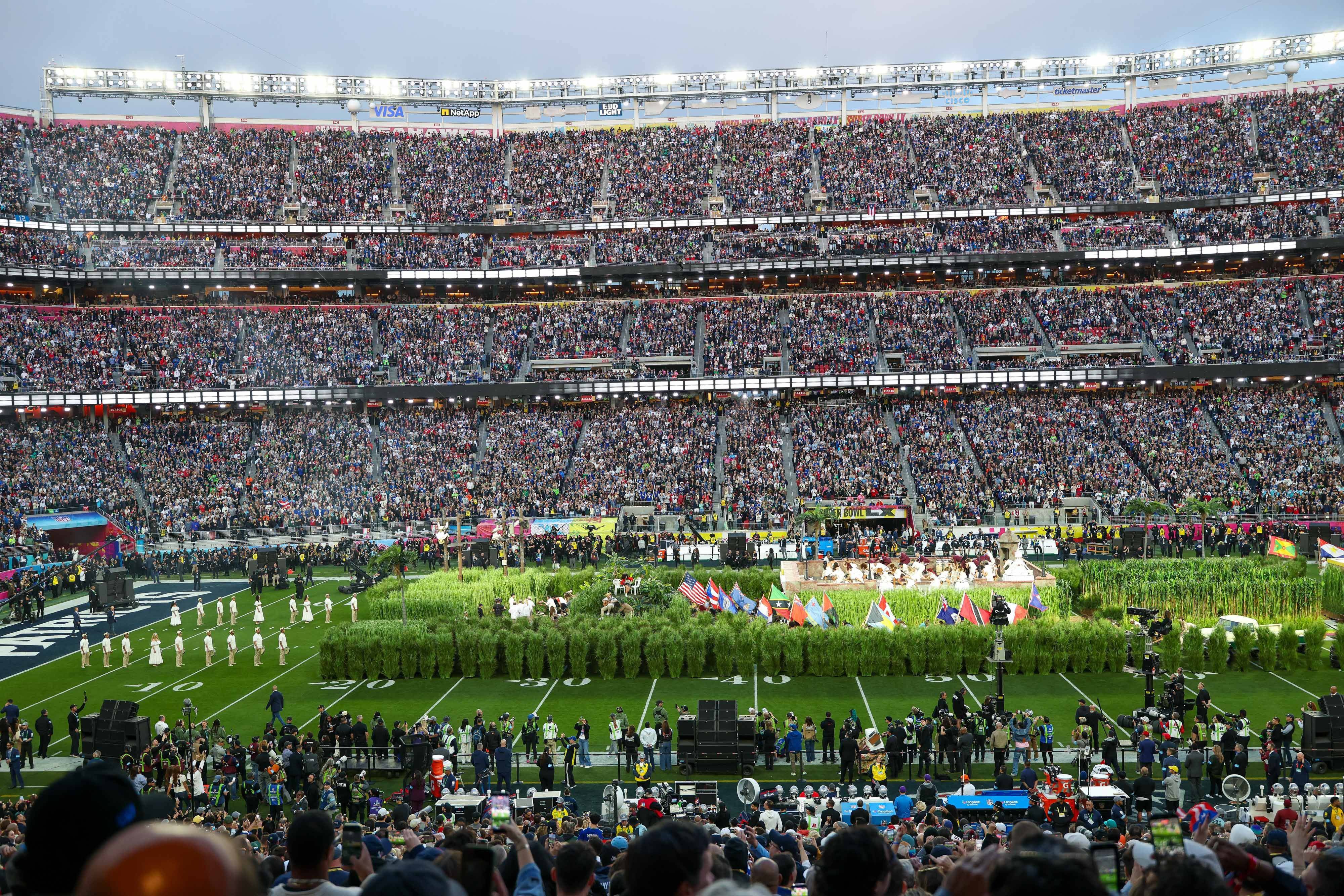 Bad Bunny no intervalo do Super Bowl: cultura latino-americana destacada com referências a todos os países americanos, do Chile ao Canadá