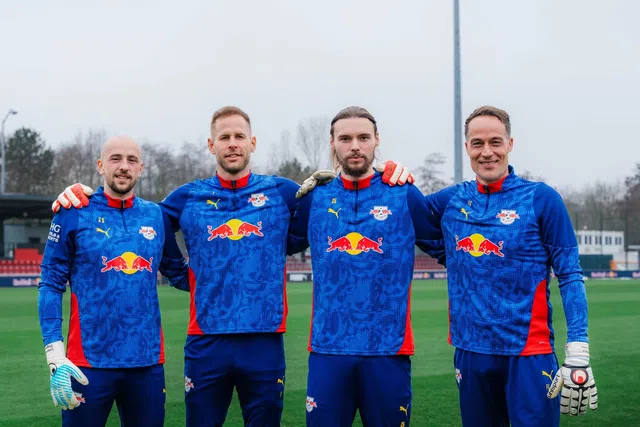 Leopold Zingerle, Maarten Vandevoordt e Péter Gulácsi com o treinador de guarda-redes Freddy Gossling (Foto: RB Leipzig)