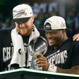 Sam Darnold e Kenneth Walker com o Troféu Lombardi (IMAGO)