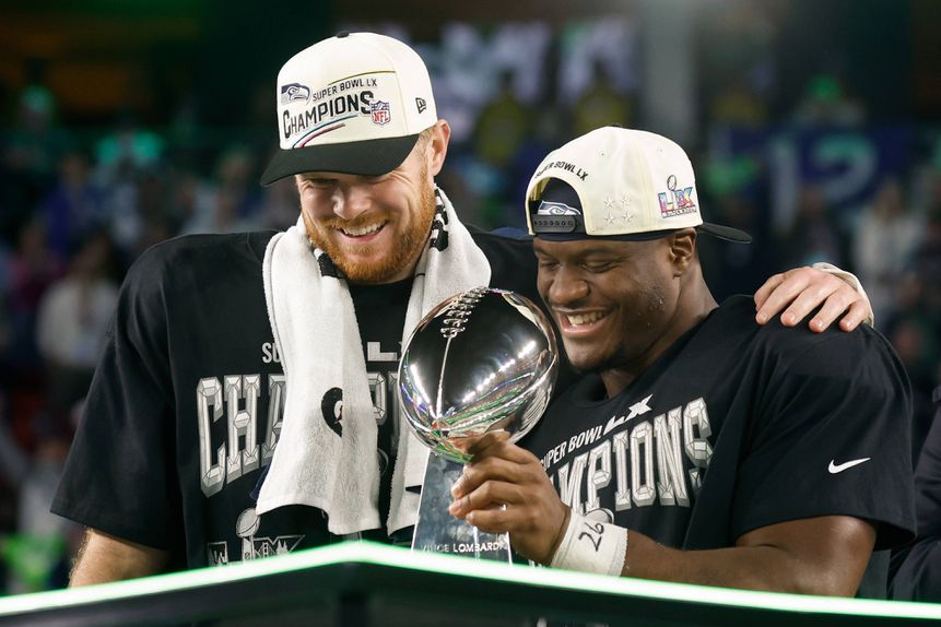 Sam Darnold e Kenneth Walker com o Troféu Lombardi (IMAGO)