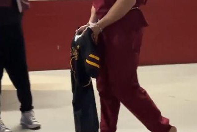 Algemado de mãos e pés: a chegada de um jogador dos Patriots (vídeo)