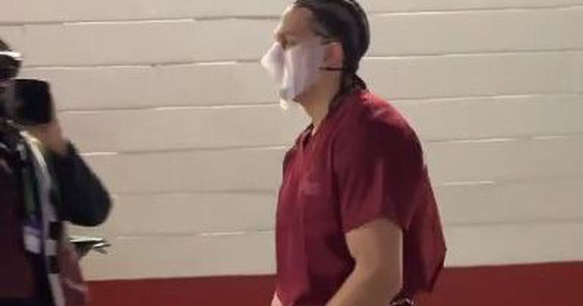 Algemado de mãos e pés: a chegada de um jogador dos Patriots (vídeo)