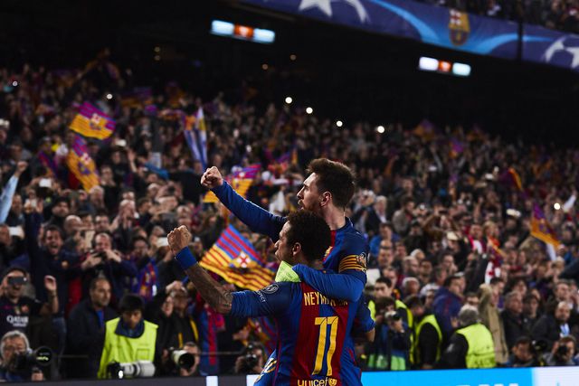 Messi festeja com Neymar depois da remontada épica frente ao PSG, em 2017
