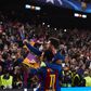 Messi festeja com Neymar depois da remontada épica frente ao PSG, em 2017