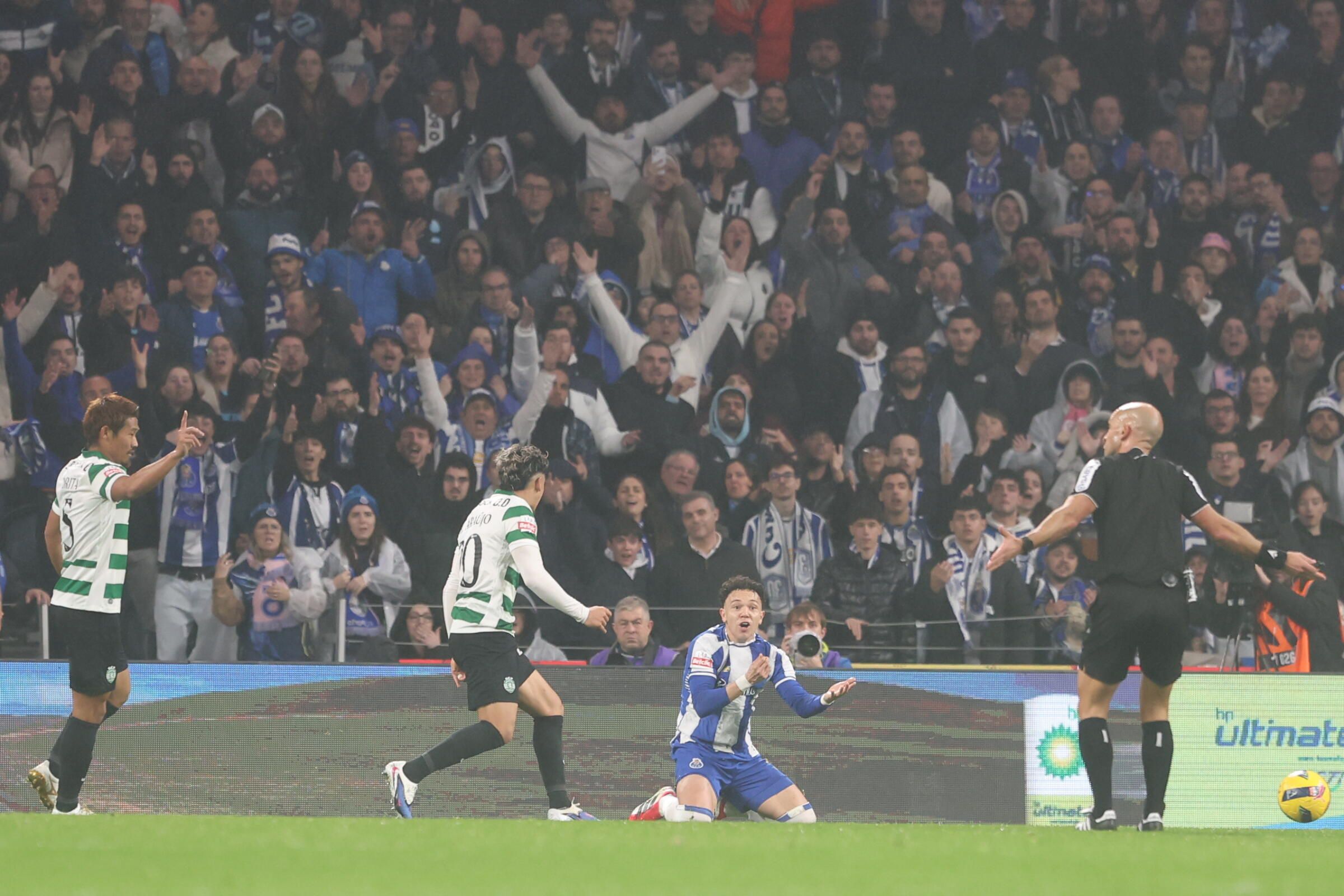 Pepê pediu penálti por falta de Maxi Araújo. O árbitro mandou seguir (Foto: Catarina Morais / Kapta+)