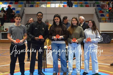Caso de insultos racistas em jogo de sub-14 femininos e treinador do Benfica exige medidas