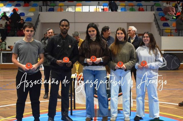 Caso de insultos racistas em jogo de sub-14 femininos e treinador do Benfica exige medidas