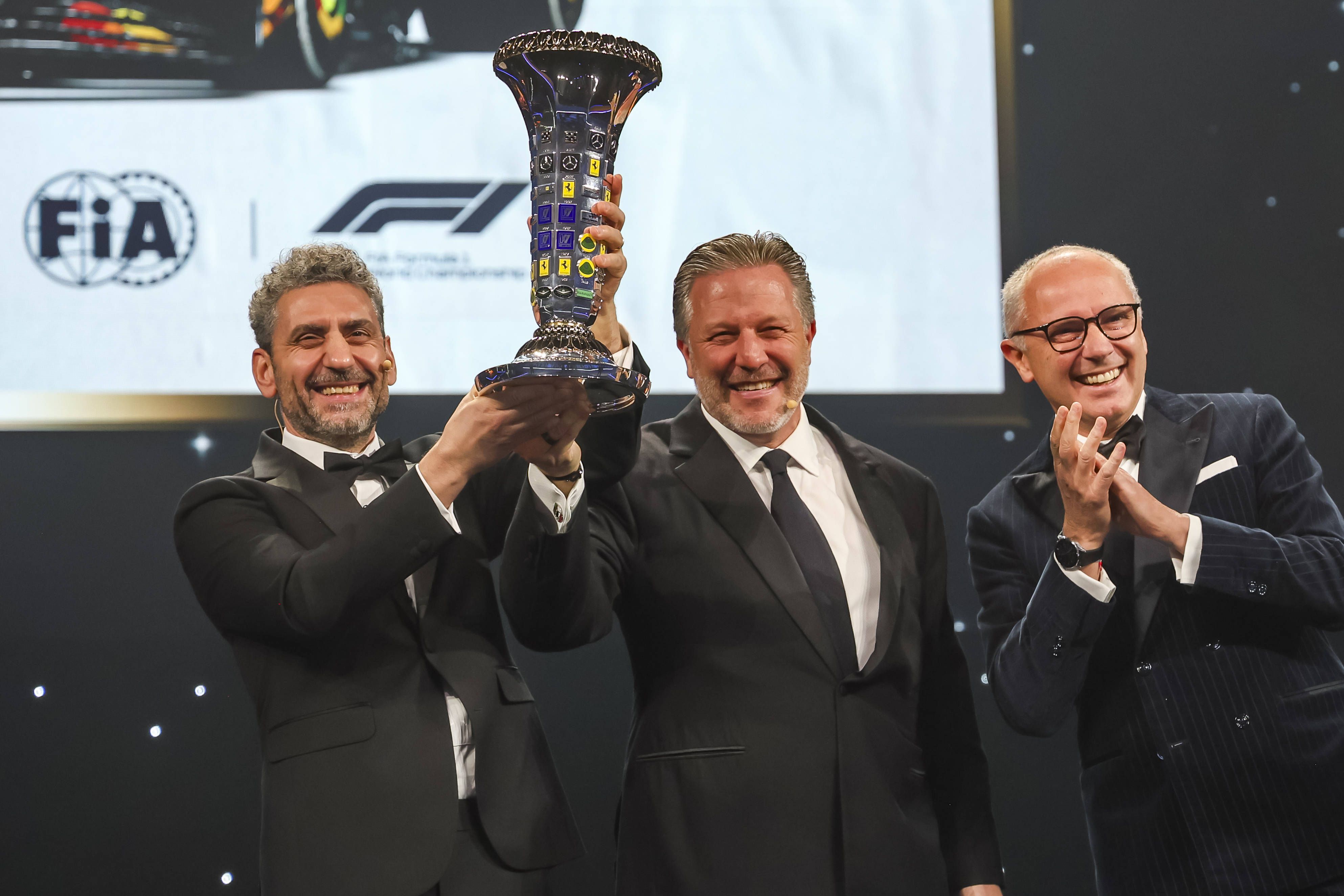 Zak Brown e Andrea Stella com o título de (bi)campeão pela McLaren