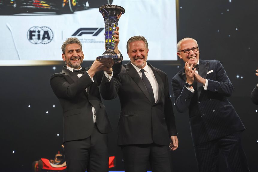 Zak Brown e Andrea Stella com o título de (bi)campeão pela McLaren