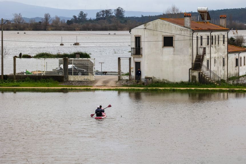 Habitantes de Montemor-o-Velho usam barcos para chegar às habitações durantes as  cheias . Foto: PAULO NOVAIS/LUSA