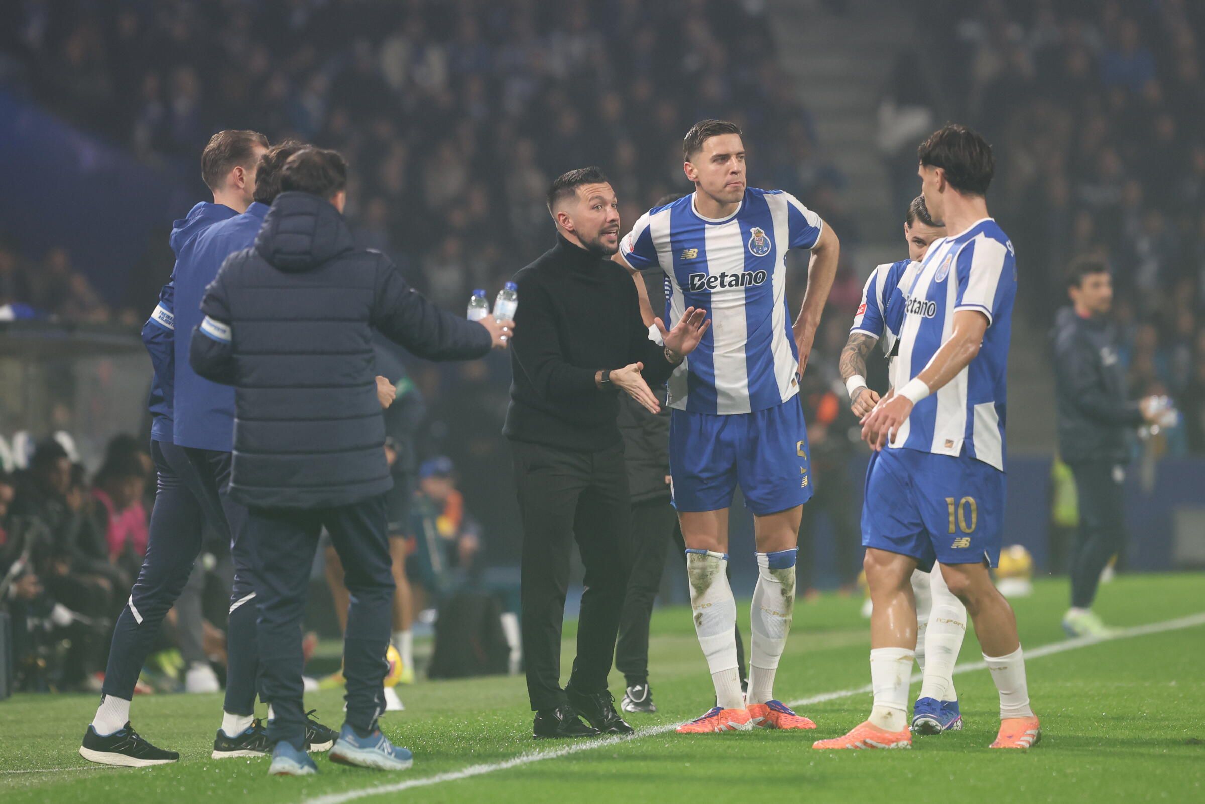 Farioli conferenciou com a equipa pouco depois do início do jogo (Foto: Catarina Morais / Kapta+)