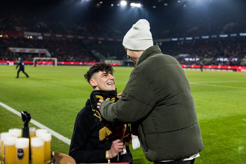 Pascal Kaiser pediu o namorado Moritz em casamento, perante 50 mil espectadores, antes do jogo da Bundesliga entre o Colónia e o Wolfsburgo