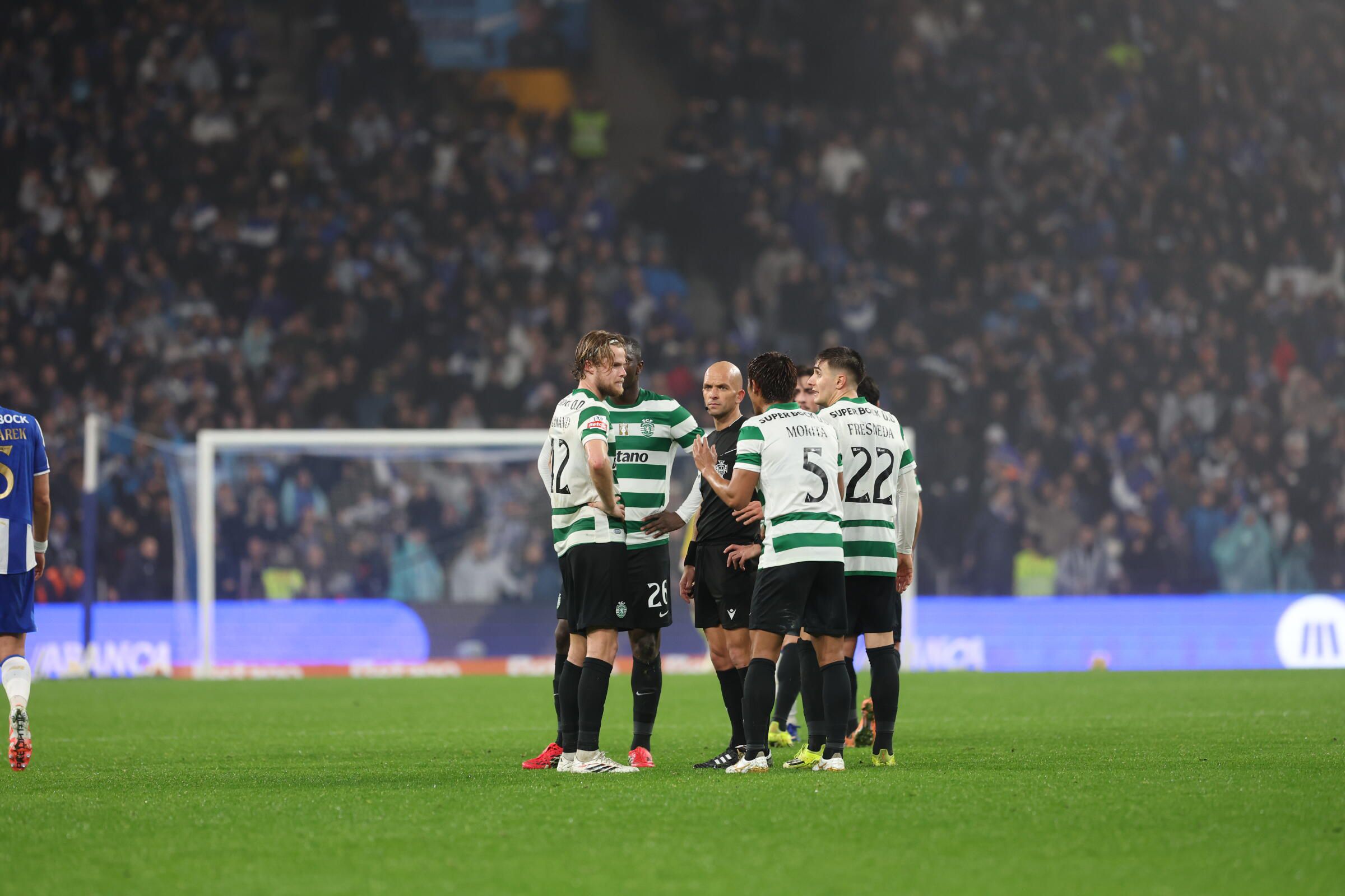 Os jogadores do Sporting reclamaram de falta sobre Hjulmand no lance do golo do FC Porto (Foto: Catarina Morais / Kapta+)