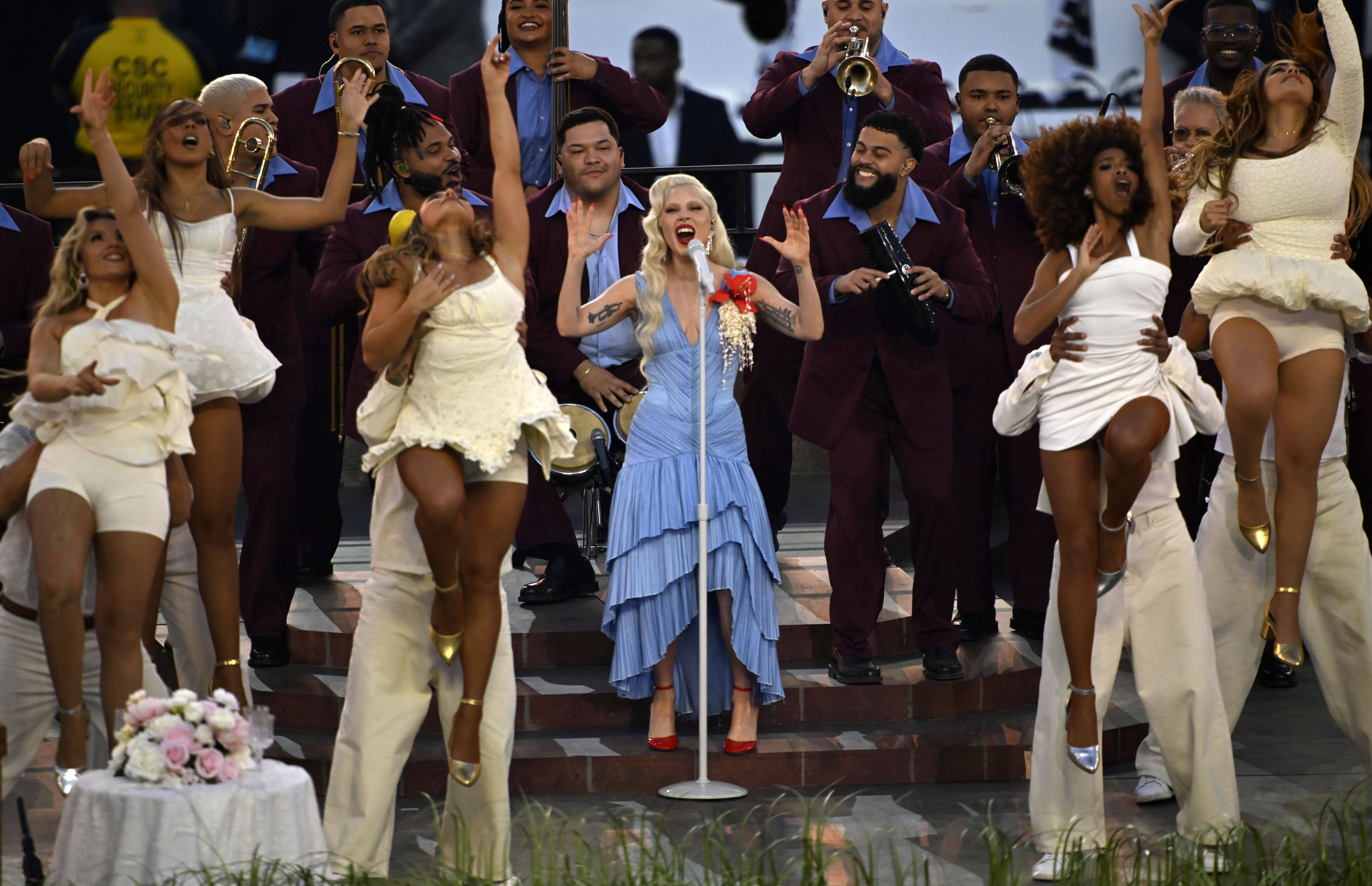 .... e Lady Gaga a cantar no copo de água