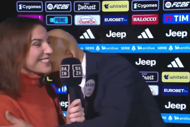 Insólito: Spalletti surpreende ao dar beijo inesperado a jornalista (vídeo)