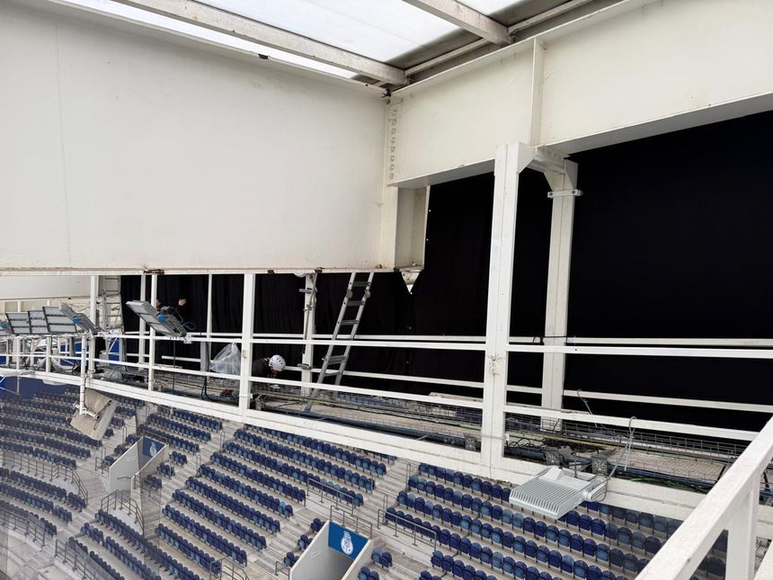 As cortinas colocadas no teto do setor visitante do Estádio do Dragão (Foto DR)