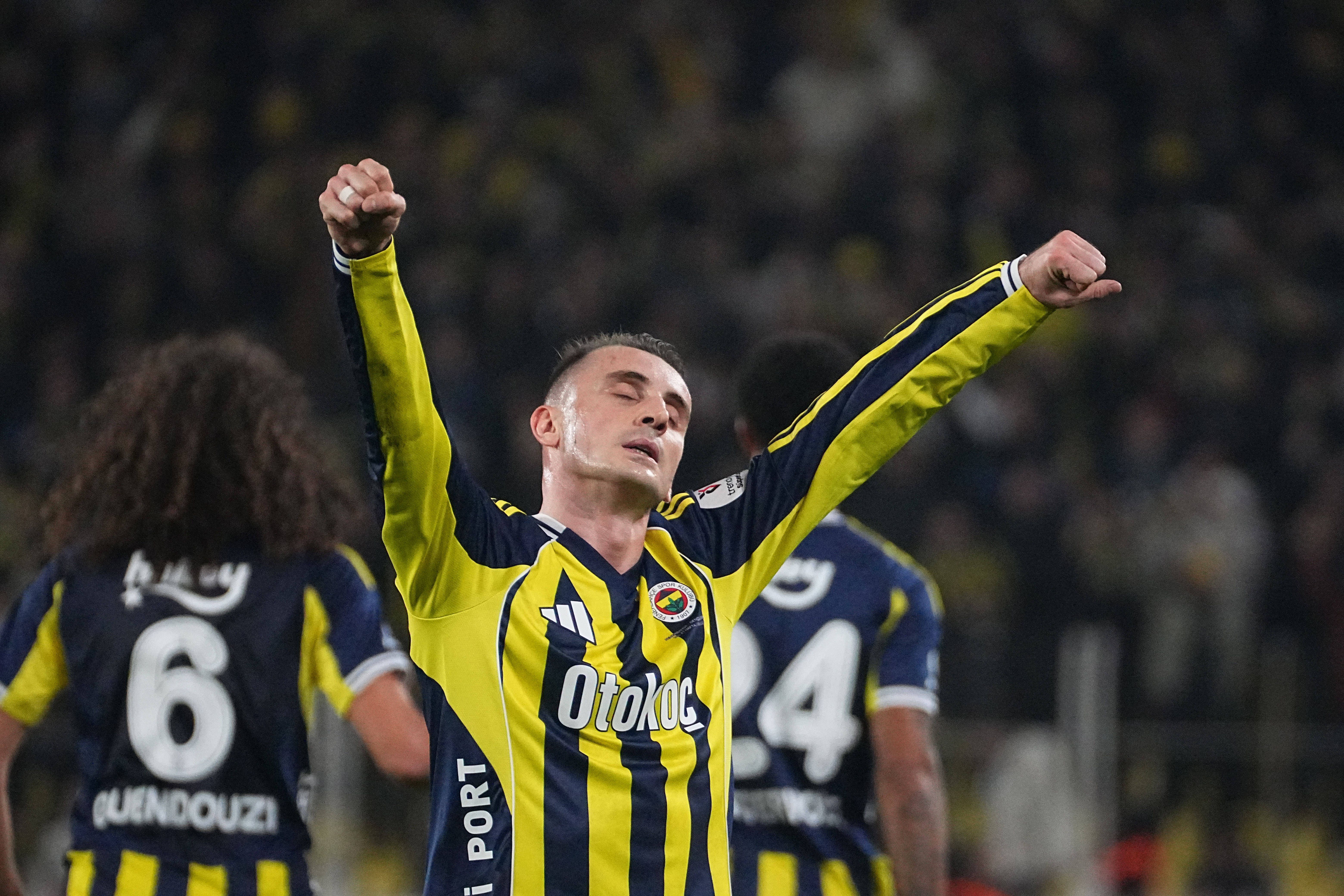 Kerem Aktukoglu a festejar o bis pelo Fenerbahçe, aliviado