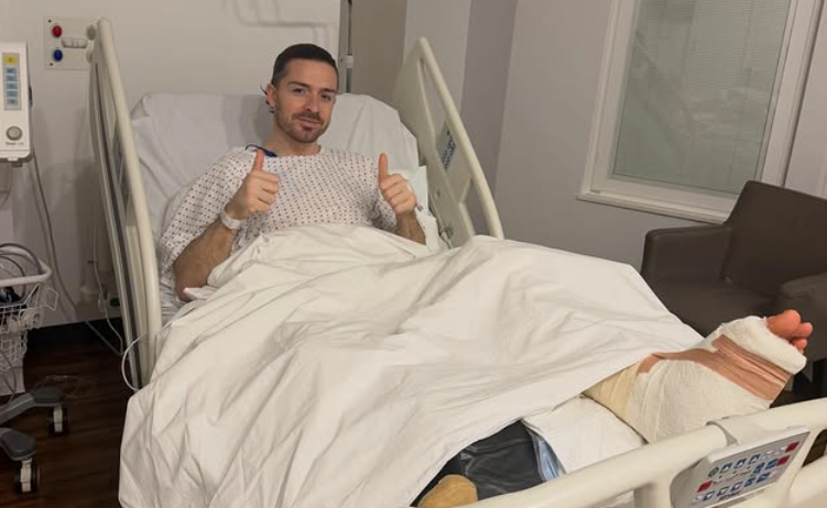 Jack Grealish também foi operado, a uma fratura de stress no pé esquerdo, e não deve voltar a representar o Everton (onde estava emprestado pelo Man. City) esta época, o que também o deve afastar do Mundial. Foto: Jack Grealish/Instagram