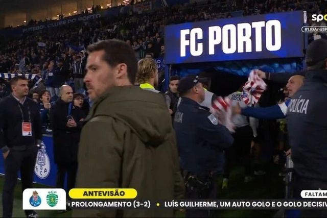 Adeptos do FC Porto com camisolas do At. Madrid à frente de Hjulmand (D.R.)