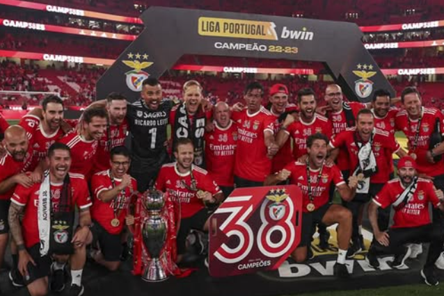 Foto do Benfica campeão com o treinador Roger Schmdt (foto: D. R.)