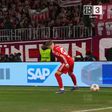 Prodígio do Bayern quis brincar, mas esqueceu-se… da bola e rival não perdoou