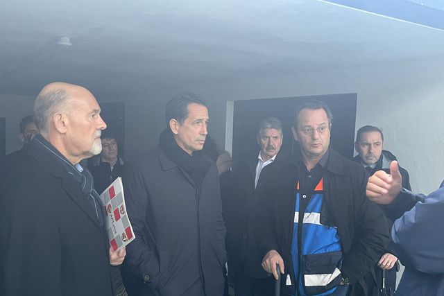 Pedro Proença, presidente da Federação Portuguesa de Futebol, ladeado por Gonçalo Lopes (à direita na imagem), Presidente da Câmara de Leiria, e Carlos Mota Carvalho (à esquerda), presidente da Associação de Futebol de Leiria