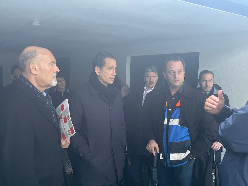 Pedro Proença, presidente da Federação Portuguesa de Futebol, ladeado por Gonçalo Lopes (à direita na imagem), Presidente da Câmara de Leiria, e Carlos Mota Carvalho (à esquerda), presidente da Associação de Futebol de Leiria