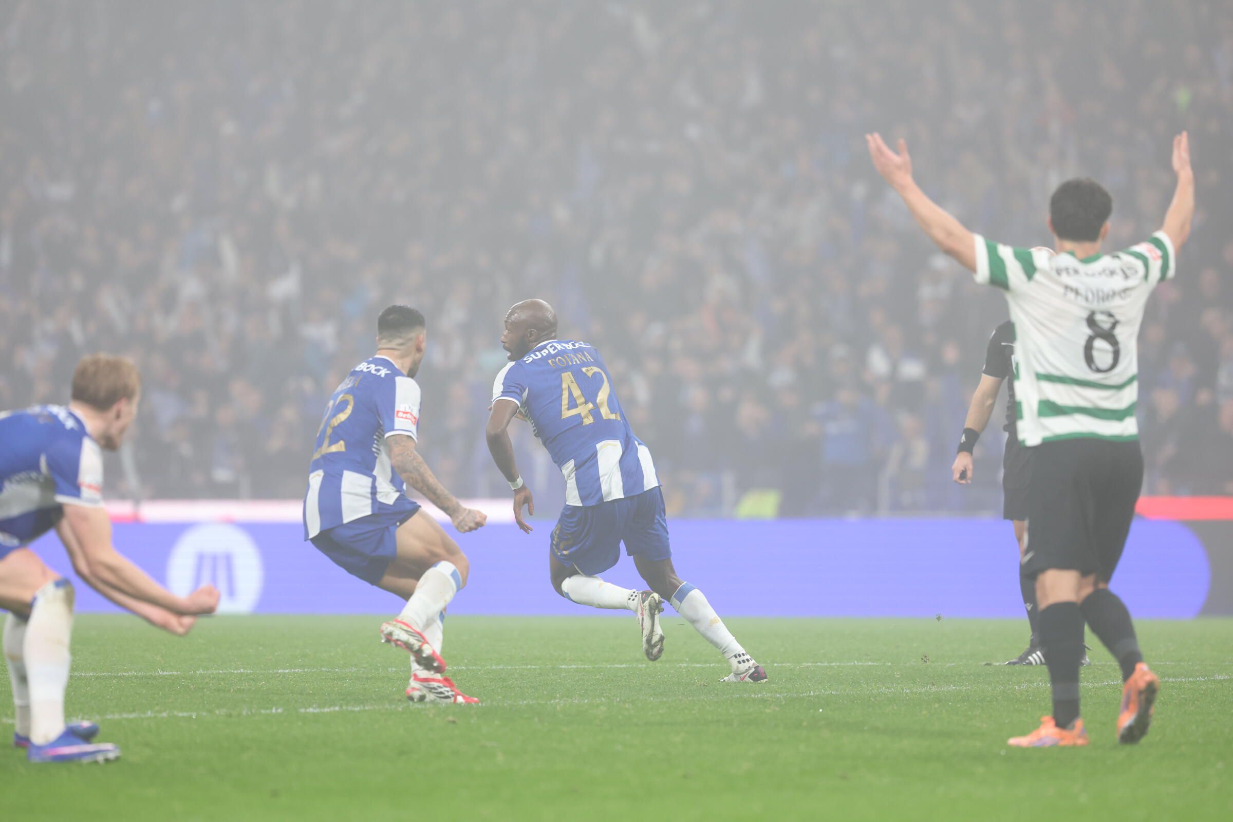 Até que Seko Fofana inaugurou (76') o marcador (Foto: Catarina Morais / Kapta+)