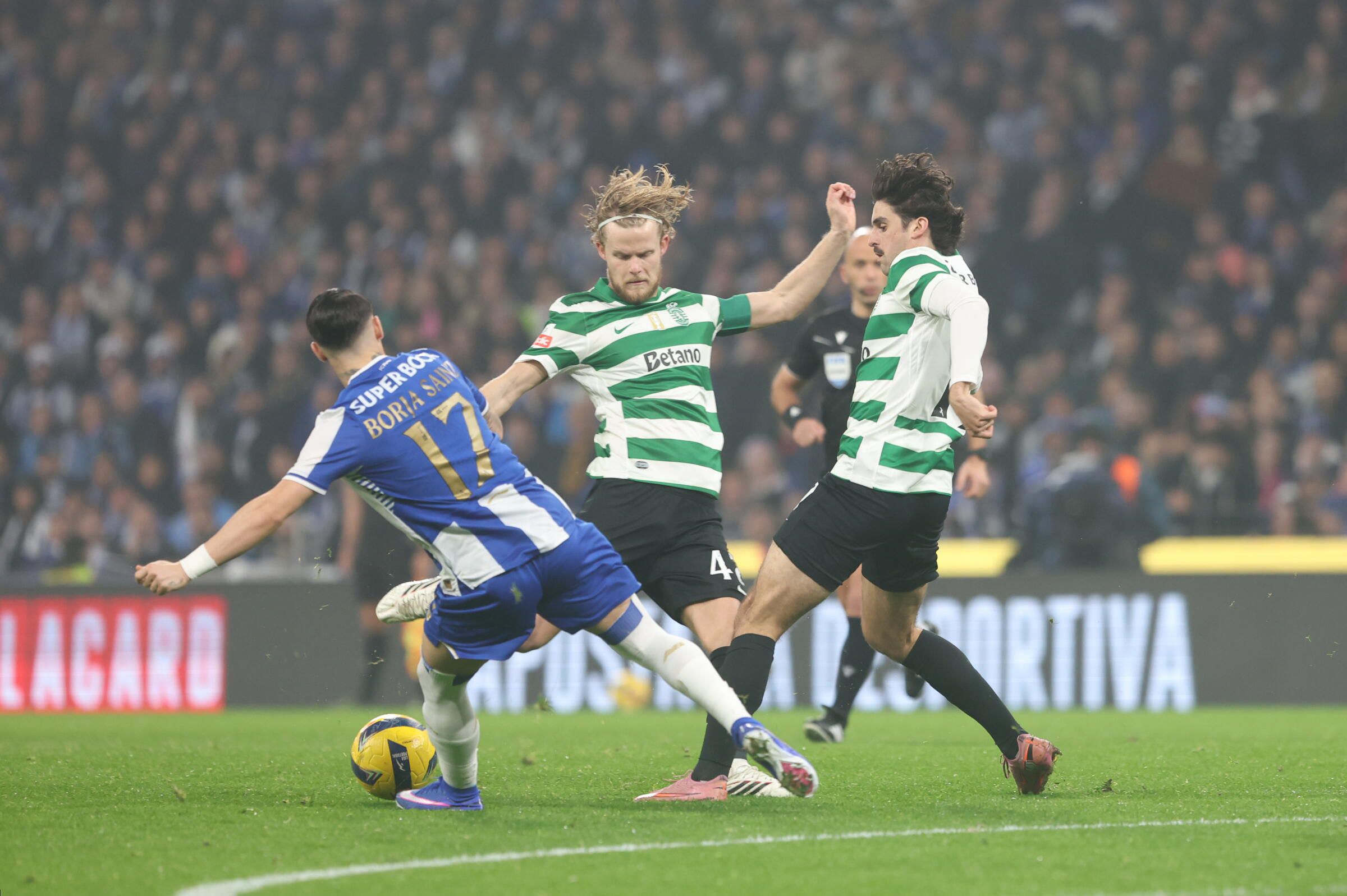 Hjulmand tenta o remate (Foto: Catarina Morais / Kapta+)