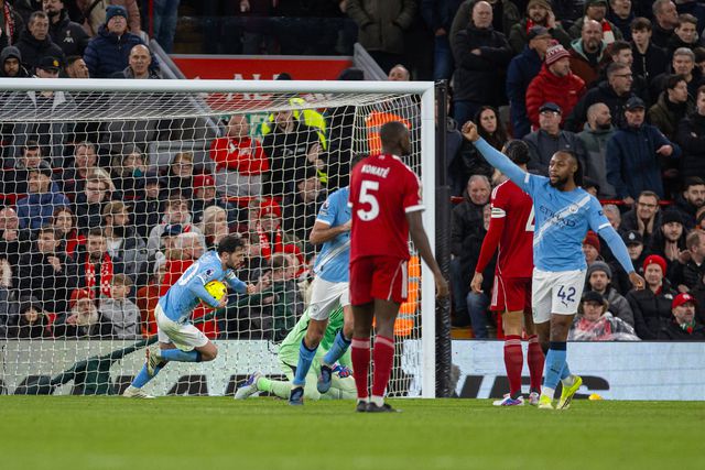 Bernardo Silva empatou em Anfield depois dos 80'