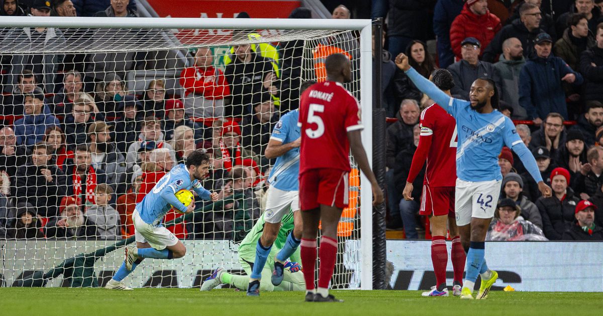 Arne Slot procura solução: golos tardios custam caro ao Liverpool