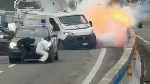 Digno de filme: troca de tiros e carrinha de valores assaltada em plena autoestrada italiana