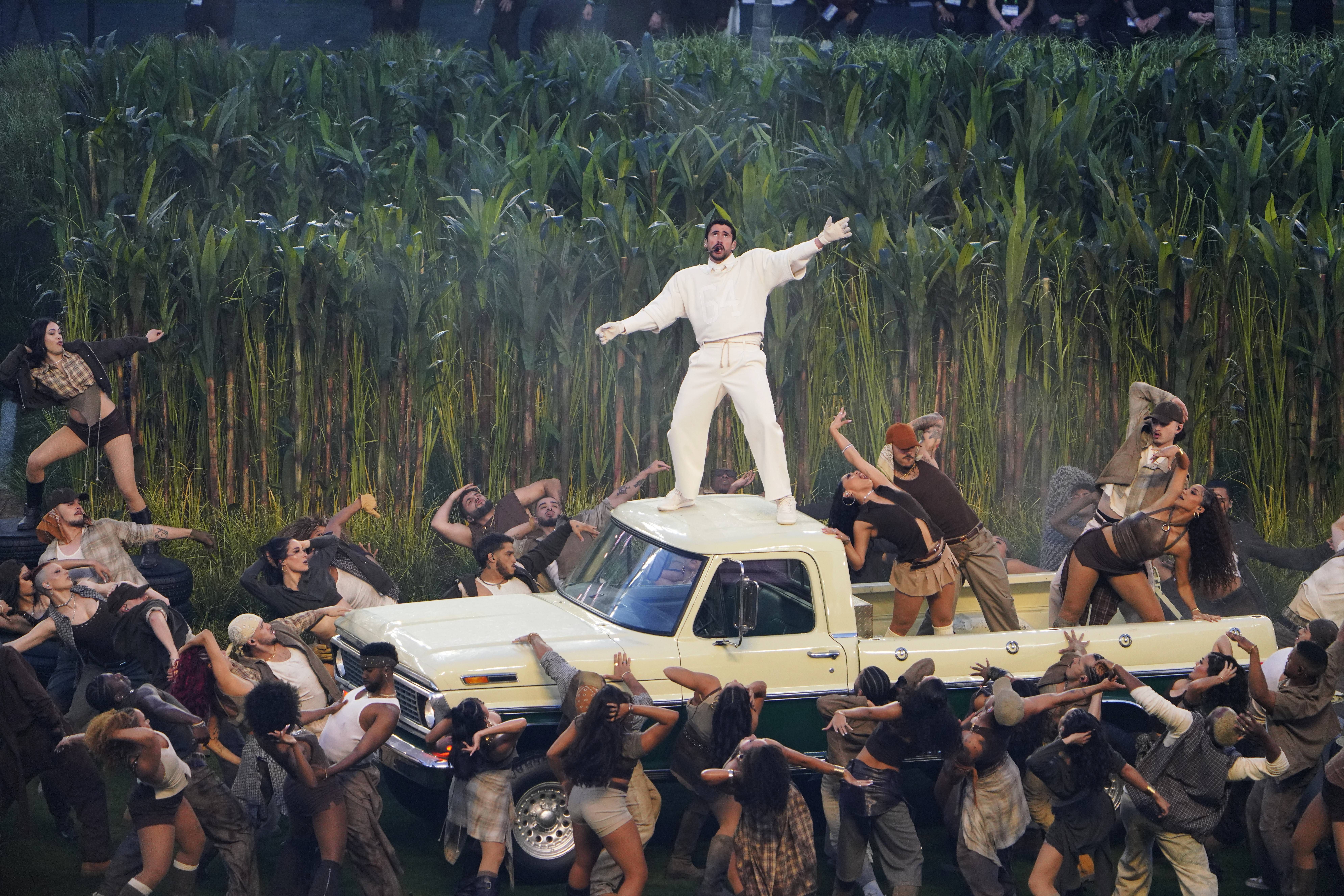 Bad Bunny no intervalo do Super Bowl: cultura latino-americana destacada com referências a todos os países americanos, do Chile ao Canadá