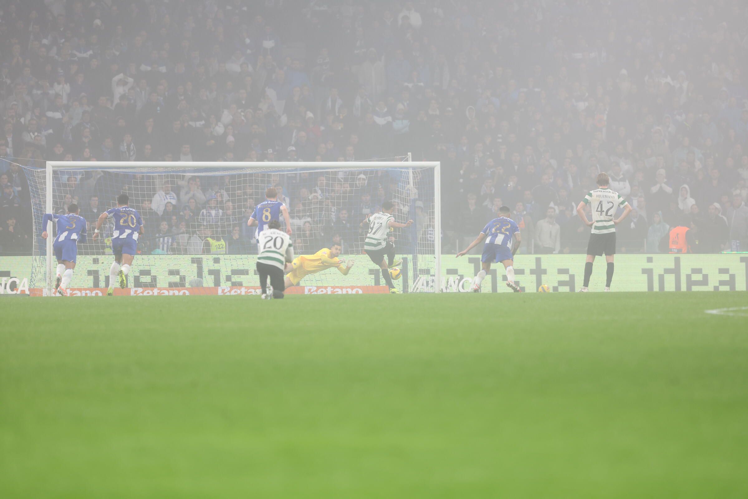 Luis Suárez ainda falhou o penálti, defendido por Diogo Costa (Foto: Catarina Morais / Kapta+)
