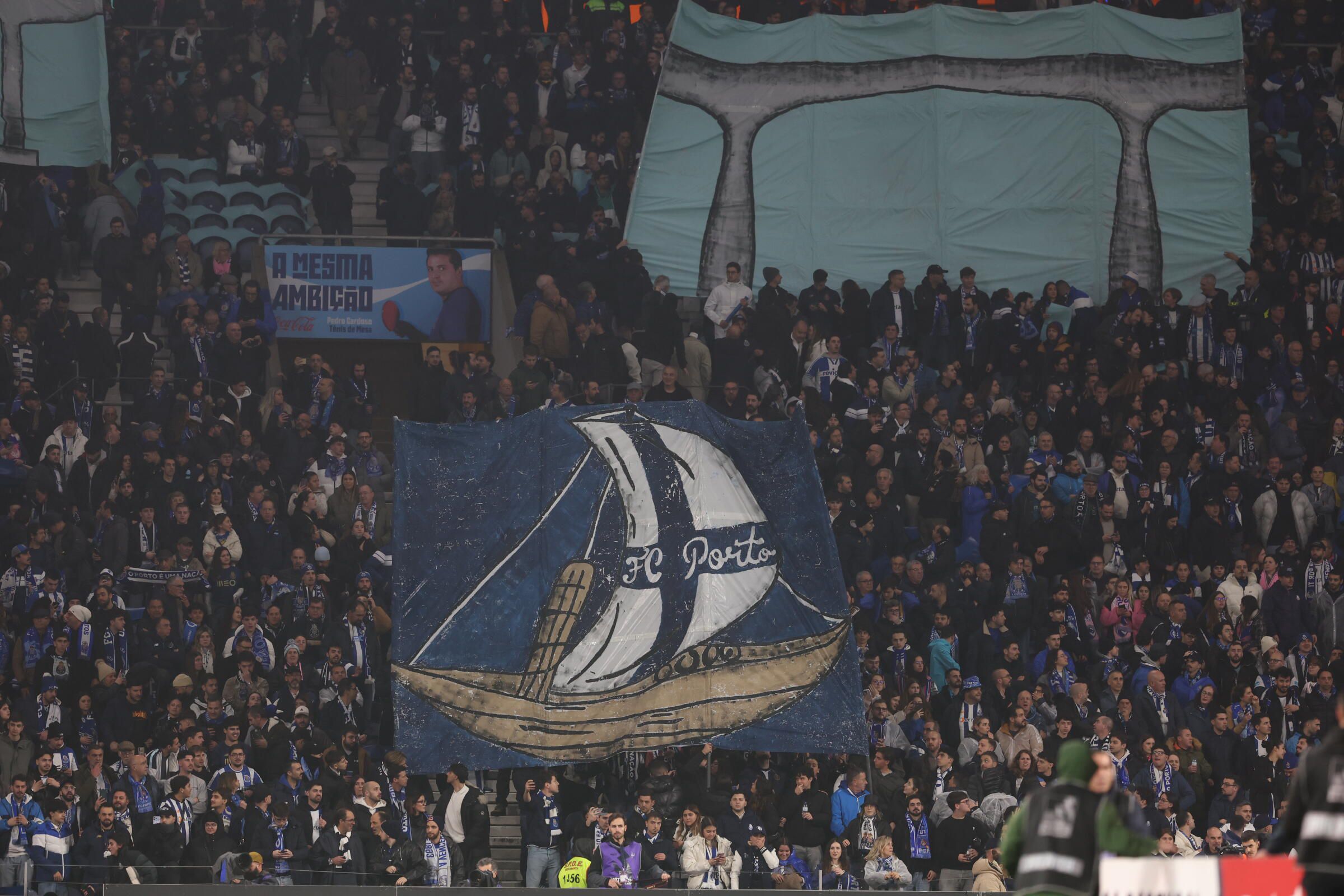Coreografia dos adeptos do FC Porto antes do apito iniciail (Foto: Catarina Morais / Kapta+)