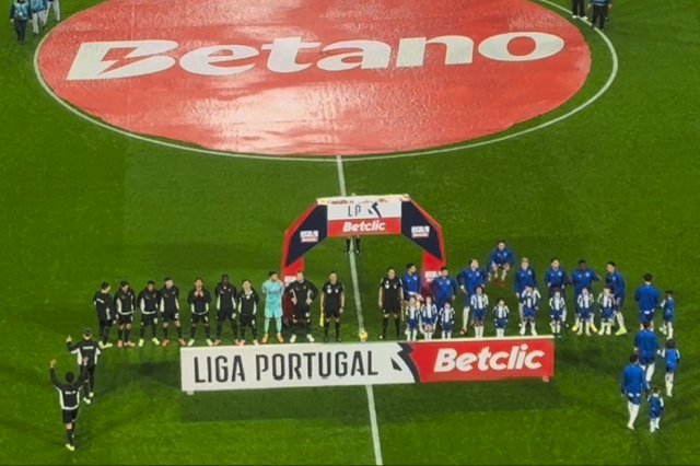 Entrada das equipas do FC Porto e do Sporting para o clássico