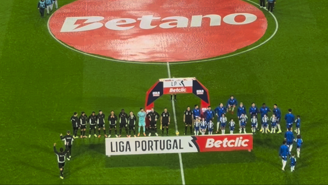 Entrada das equipas do FC Porto e do Sporting para o clássico