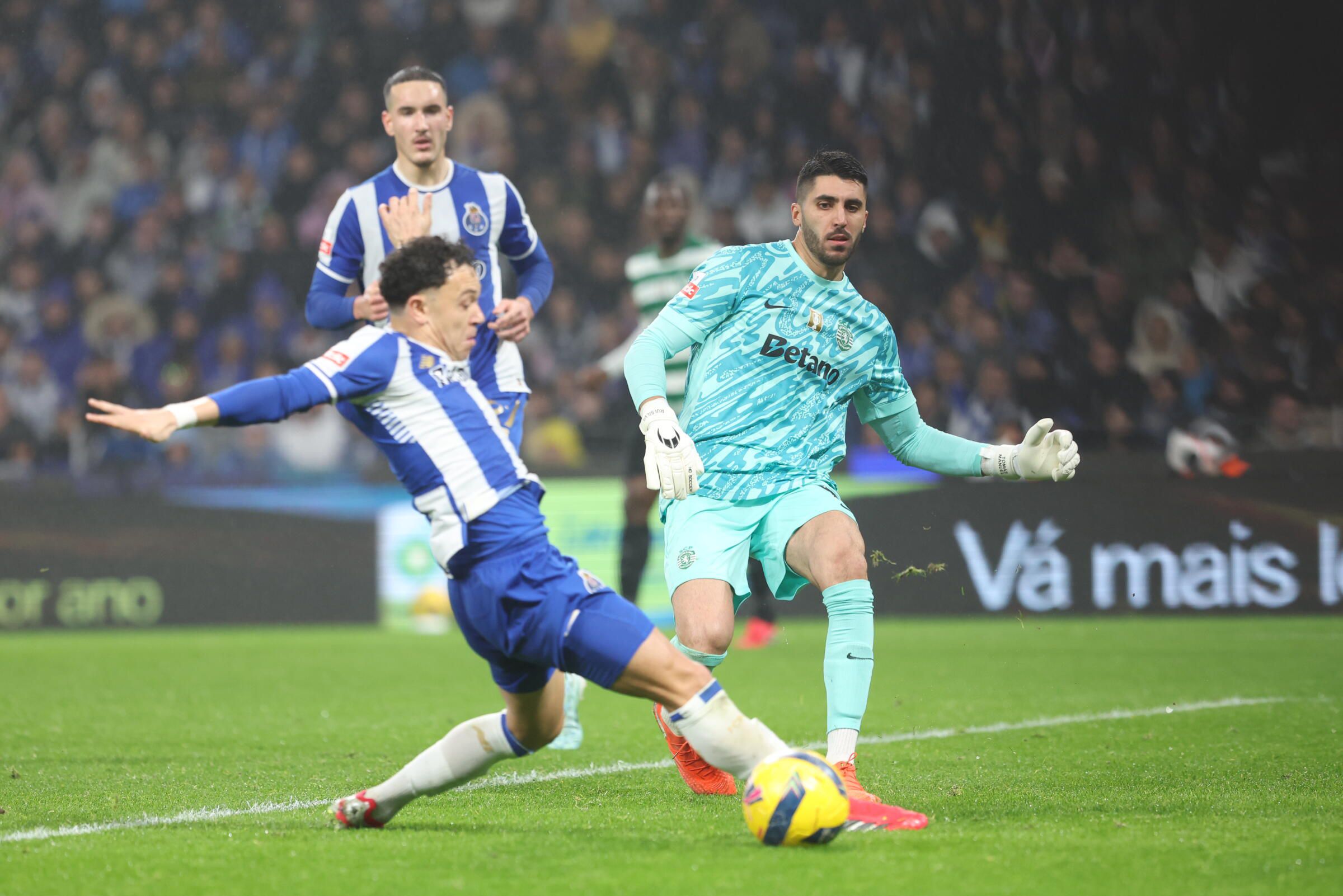 Um passe arriscadíssimo de Rui Silva quase resultou numa interceção de Pepê à boca da baliza (Foto: Catarina Morais / Kapta+)
