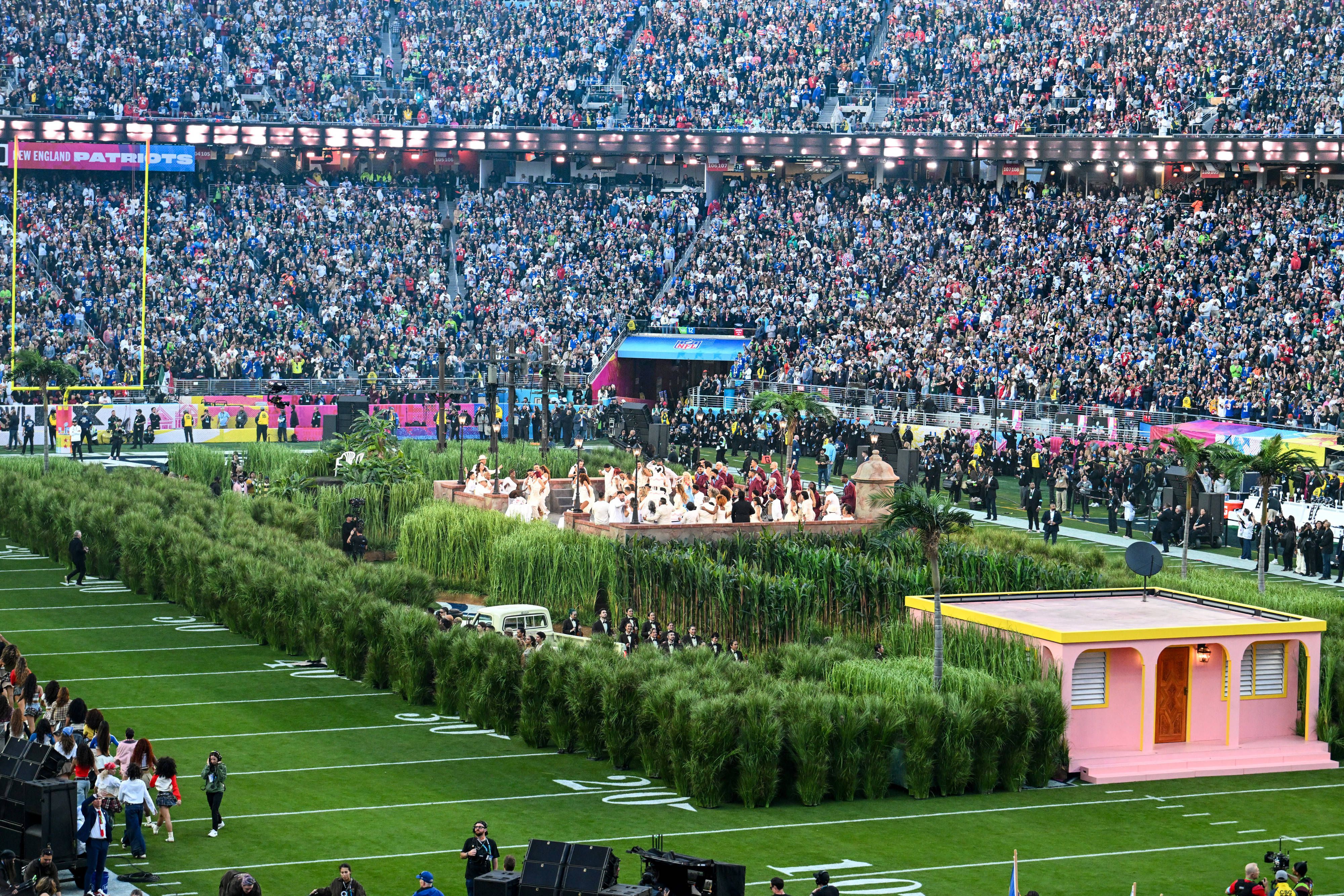 Bad Bunny no intervalo do Super Bowl: cultura latino-americana destacada com referências a todos os países americanos, do Chile ao Canadá